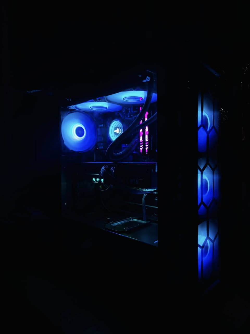 السلام عليكم تجميعة 3070ti كل كراتينها موجوده مستعملة حلوة ونظيفة
GPU 3070ti Palit Gaming Pro 8gb 3Fan
CPU R5 5600x ❤️‍🔥
عليه مبرد مائي من aero cool
MB msi B550M Pro-Vdh wifi
Ram 16gb (8*2) 3600 hyperx
500gb m.2 (250+250)
1Tb hdd 190 m/s سريع ومناسب للالعاب
Psu aero cool 750w 80+ bronze
Case msi mpg gungnir 110r 4fan كلش حلو الكيس وكارتونه موجود وتتحكم بفاناته وي فانات المبرد المائي وهواي بي مودات حلوه 

اخوان السعر مليون و250 الف مكاني تكريت ويتوفر توصيل 
الاستفسار خاص او ***********
