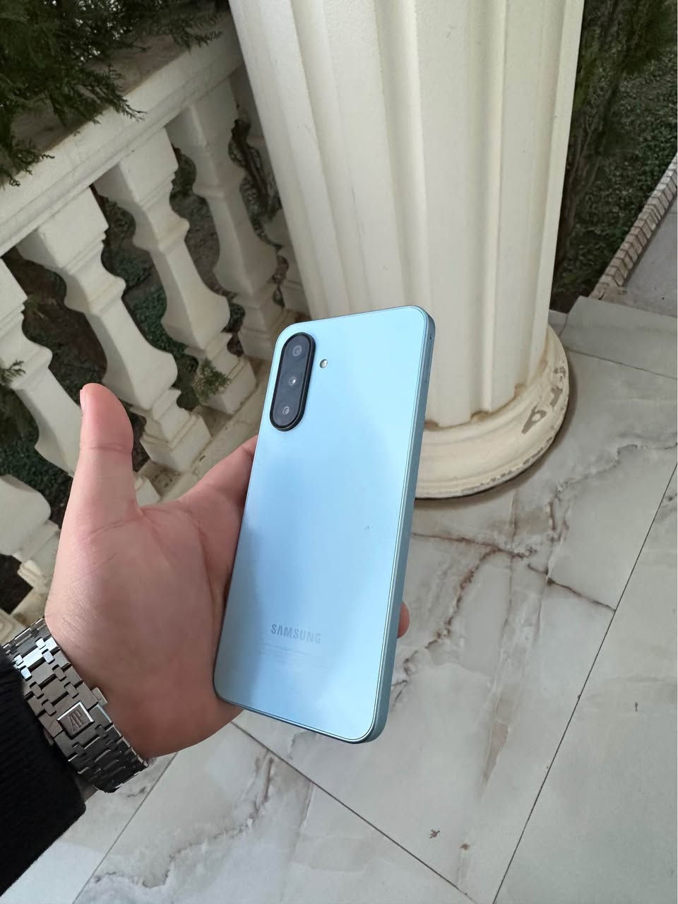 سامسۆنگA17 ، زۆر خاوێن و بێ کێشە (100/100). ڕام 6 گێگا و میمۆری 128 گێگایە. شةريكةي جيبالة مۆبایلەکە زۆر کەم بەکارهاتووە و کامل ئەشیای خۆی لەگەلە، نرخ 220,000 دينار
***********

سامسونج A17، نظيف جداً وبحالة ممتازة (100/100).الرام 6 جيجابايت والذاكرة 128 جيجابايت. ضمان شركة جيبال، الموبايل مستخدم لفترة وجيزة جداً ومع كامل ملحقاته الأصلية. السعر: 220,000 دينار.

*********** أربيل, العراق
