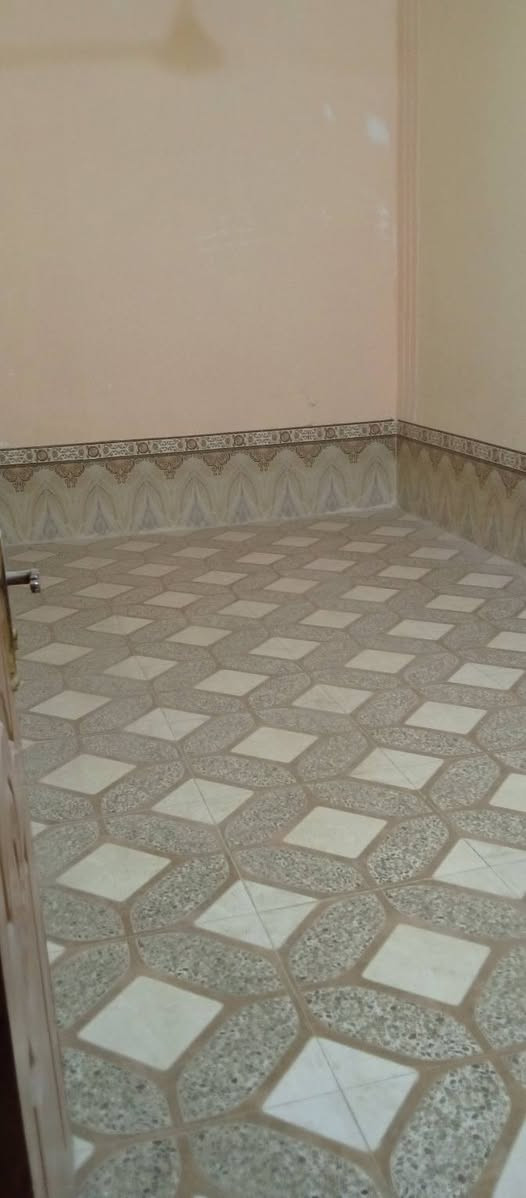 مخول بيت الايجار مكان دجين شارع حجي كشكول بالبدايه يتكون البيت من غرفتين وصاله وصحيات ودوانيه ومطبخ كله سيراميك ايجار 250 استفسار على ***********
