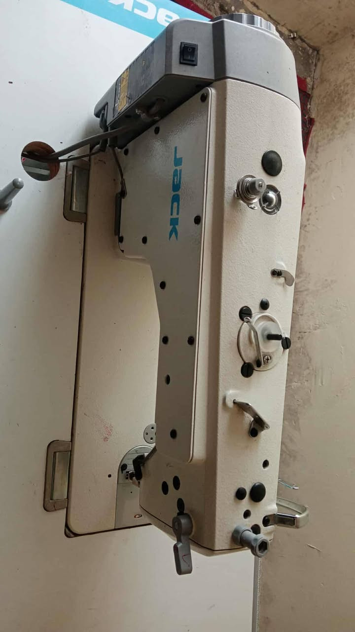 پێشانگای ئیلهام بۆ مەکینەی درومان 
مەکینەی جاک f5  دەستی دووبێ عەیب و بەشەرت بۆ فرۆشتن...
شوێن سلێمانی ....
ژ.م.***********
