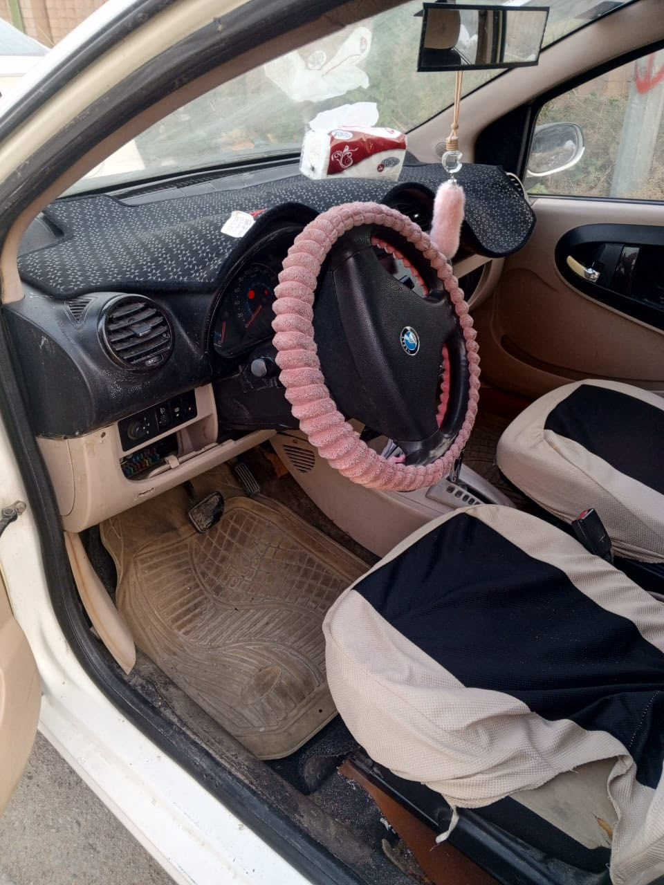 السلام عليكم .. 

جيلي باندا 2013 
السياره جاهزه محرك كير تخم تاير حداديه كلها تمام 
رقم بغداد الدولي الجديد باسمي تحويل مباشر 
كير اوتو ماتيك 
السياره عليها ادامه جديده و حلوه سياره مال بيت 
بيها صبغ قطعتين ونص .  بدون اي حادث دواخل تكم شواصي  كله مكفول
بيها ملاحظات بسيطه  

اكو فديو يوضح كل السيارة 

مكاني الاعظمية : *********** متواجد واتساب 

السعر 52 و بيها مجال
