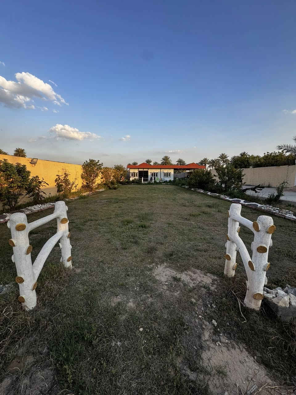 السلام عليكم
مزرعة للبيع 
مع شاطيه تابعه للمزرعه 
بغداد المدائن سلمان باك ( باوي ) 
وقف عقد جديد ثاني يوم تحويل 
تصلح ايجارات او سكن 
وجه 20 
نزال 125 
وجه سدة 
2 غرفة نوم 
2 حمام وانتو بكرامة 
كراج يسع اكثر من 10 سيارات 
وكلشي موضح بالصور 
تباع بالكامل مع الاثاث 
سعر مناسب 
للاستفسار اكثر 
***********
