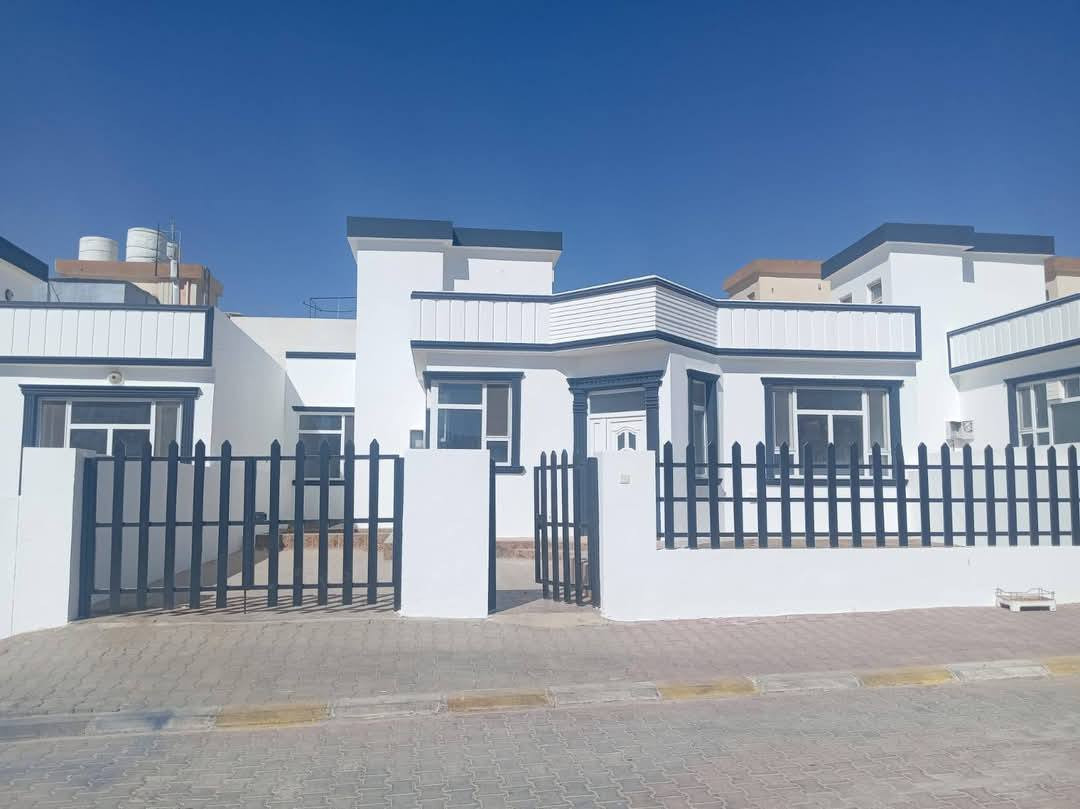 البيت جديد  للبيع فی سلیمانیە رابرین مجمع شاری نمونەی
المساحة  = 210م بیها حدیقە  ***********
سعر کلش مناسب طابو صرف 
المنطقة ( رابرين السليمانية شاری نمونەی  )  
احلى منطقة فول خدمات وهادئه
عرض الشارع ٢٠ م مقابل البيت حديقة 
قريب عن الروضة والمدرسة عربية 
يتكون طابق الأول ( استقبال + مطبخ + الصحيات )
خانوی زۆر جوان .گەرەکی ڕاپەرینی شاری نمونەی  تازە..رۆژهەڵات.کامل مواسفات.بۆ یەک خێزان دەبێت .بەرامبەری حدیقەیە باخچەیە.دوو قات و هەورەبان.
قاتی یەکەم 
(میوان+هۆڵ+موشتەملات+کراوە).
