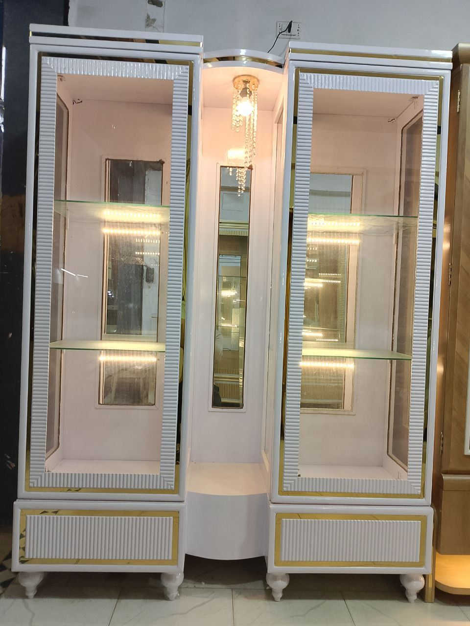 جاهز ع التحميل فورررررررررى 
النيش القشرة الافريقي 
خشب كبس فايبر محمل 
ملزوق قشرة افريقي بالكامل 
وتشطيب بروتان ببرونز
٢ درفة مقاس ١٤٠ سم في ارتفاع ٢٢٠ سم 
تطعيمات استلس 
٢ درج مبطن تنجيد 
ليدات في الضهر 
رجول استلس 
زجاج ٤مل جناب ودلف 
و٦مل ارفف فعلي


**إذا كنت صاحب هذا الإعلان وتريد حذفه لأي سبب، رجاءا أرسل رسالة إلى الدعم الفني**