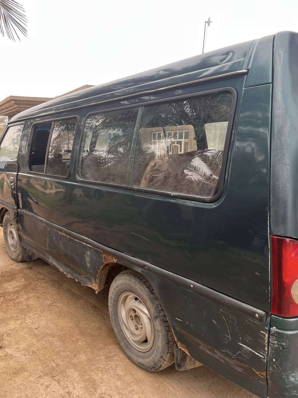 كية هونداي موديل 96 رقم انكليزي جديد سنوية مجدده ل27محور محرك أنجي  سته سلندر سعره ٣٥ وبيه مجال 
***********
