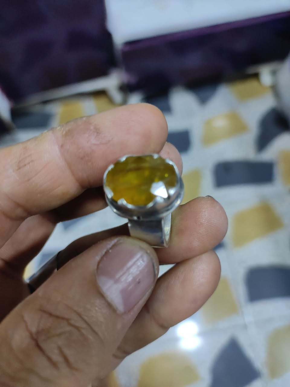 ياقوت افريقي اصفر صياغته ثكيله جدا قياس ٢٠ بصره سعره ٨٥ الف ***********

