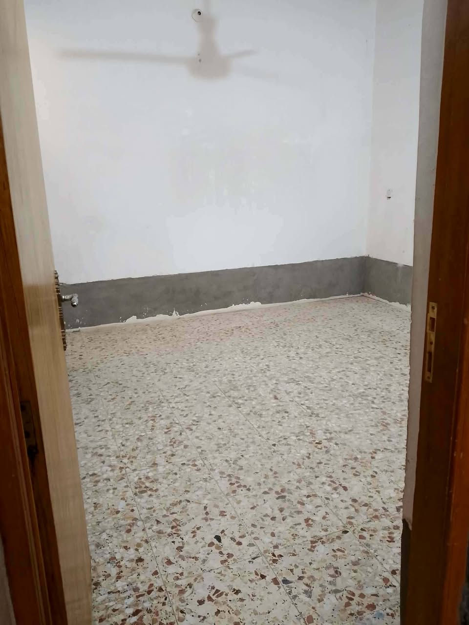 بيت للبيع
عنوانه / الشبانات البزل الاول قرب كوفي الشايب
 
مساحته 75 متر  طابق ونص
عقد 35 زراعي

لفرع عرضه 7 امتار
ويبعد عن شارع العام 50 متر

مداخله / طارمه وصحيات خارجيه وبي مدخلين مدخل للستقبال ومدخل للمطبخ وصاله وسط وصحيات وغرفه ومنور خلفي ودرج لطابق ثاني صاله فوك وصحيات وغرفه وسطح  نوع العقار زراعي
الكهرباء بي وطني ومولده والماء ساحبين خطين ابد ماينكطع شوكت ماشغلون ماطور يجي الماء ومجاري عل شارع عام

الفوك /  هيكل يعني ماملبوخ ولا بي كهرباء فقط

الاستفسار مراسله الرقم ***********
