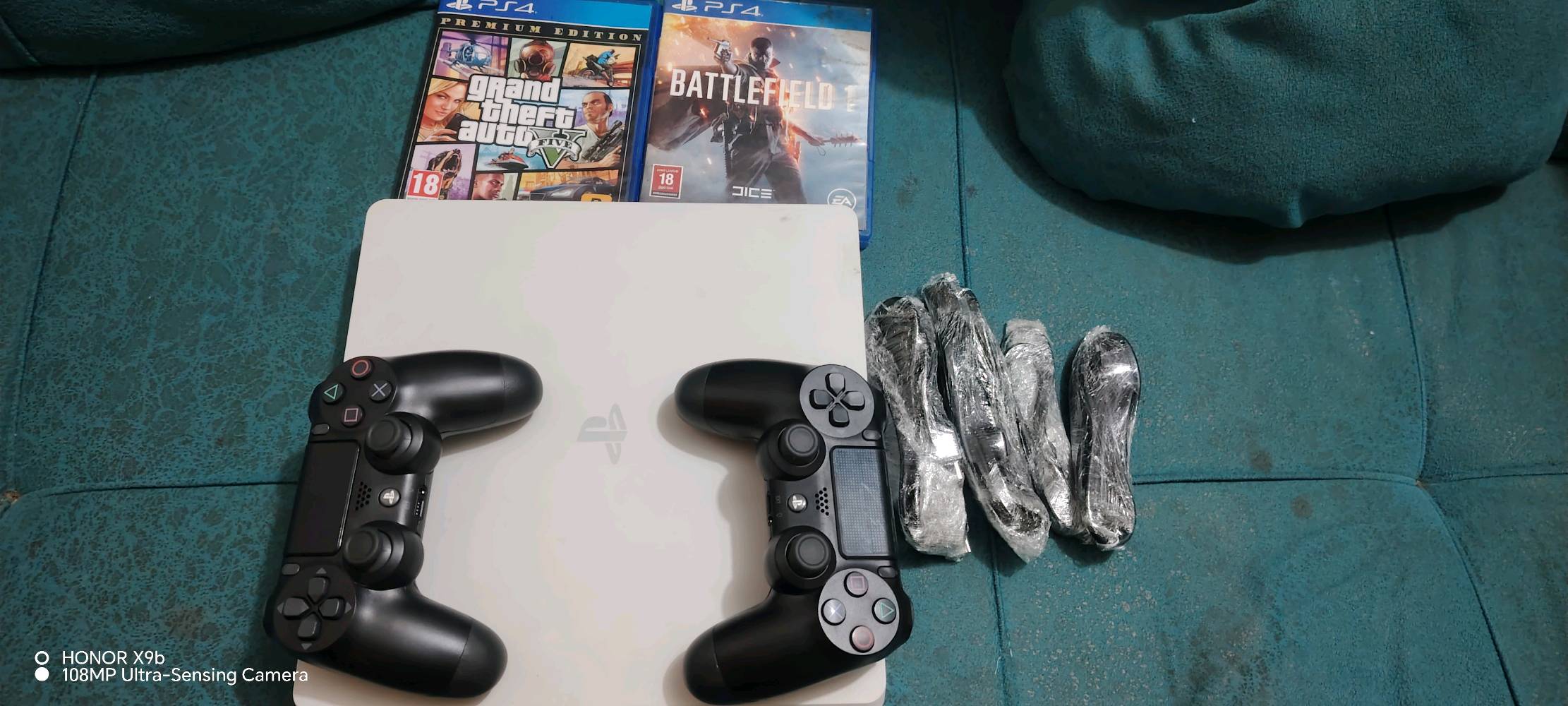 سلام عليكم  بلي 4 سلم اون لاين نصافه 100/100 جهاز ما مفتوح ابد  ملحقاته اصليه  بس يدات تجاري جديد صالي يومين  من ماخذهن وهذني ويه  قرص  جيتي اي هم جديد كلش   وقرص باتلفيلد مكان بابل حمزه الغربي 