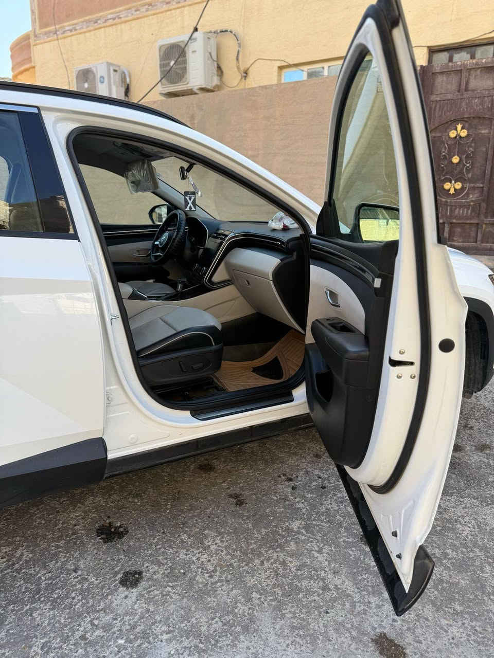 السلام عليكم
لبيع توسان 2022 
خليجي 
فول مواصفات عدا فتحة السقف والصندوق الكهربائي 
شاشة كبيرة
حساسات خارجية حساسات داخليه 
تحكم بالقيادة 
مساعدة السايق 
اوتو هولد 
أنظمة قيادة 
محرك 4 سلندر حجمه2.000
ماشية السياره 64الف كيلو 
كشنات كهرباء 
مقاعد جلد لون أبيض واسود 
السياره نظيف جدا 
حادثها شخط في الباب الخلف السايق صبغنا الشخط 
باسمي وتحويل ثاني يوم
السعر   203$
الاستفسار الاتصال على الرقم واتس إب  9647733661676+
رصيد ***********
