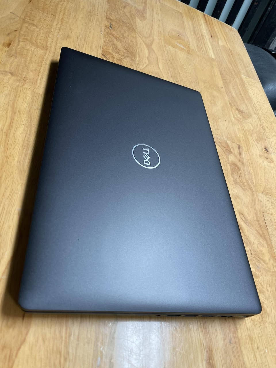 لابتوب Dell Latitude 5400 للبيع 
مناسب للأعمال المكتبية مثل Word وExcel وإدارة الملفات اليومية.
جيد للدراسة والبحوث واستخدام الإنترنت وبرامج Microsoft Office.
يشغل برامج التصميم الخفيفة مثل Adobe Photoshop و Canva بشكل مقبول.
مناسب للبرمجة الخفيفة وتطوير المواقع وتشغيل برامج مثل Visual Studio Code.
يمكنه تشغيل المونتاج الخفيف بدقة 1080p

Dell Latitude 5400 Touchscreen
Core 5 Processor
8th U
  8GB DDR4 RAM 
  256GB M2 SSD
  14-inch Full HD Touchscreen
سعر 325
يوجد توصيل


**إذا كنت صاحب هذا الإعلان وتريد حذفه لأي سبب، رجاءا أرسل رسالة إلى الدعم الفني**