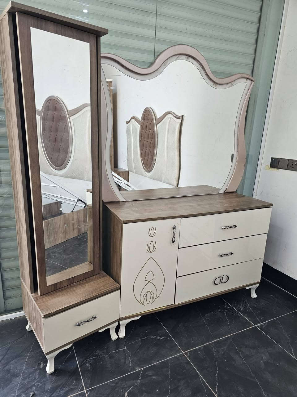 غرفه نوم ملكي للبيع نظيف سيسم جك مخزن انارات يشتغل سعر 475 الف فقط شراي اتصال رقم مكان كركوك ***********

