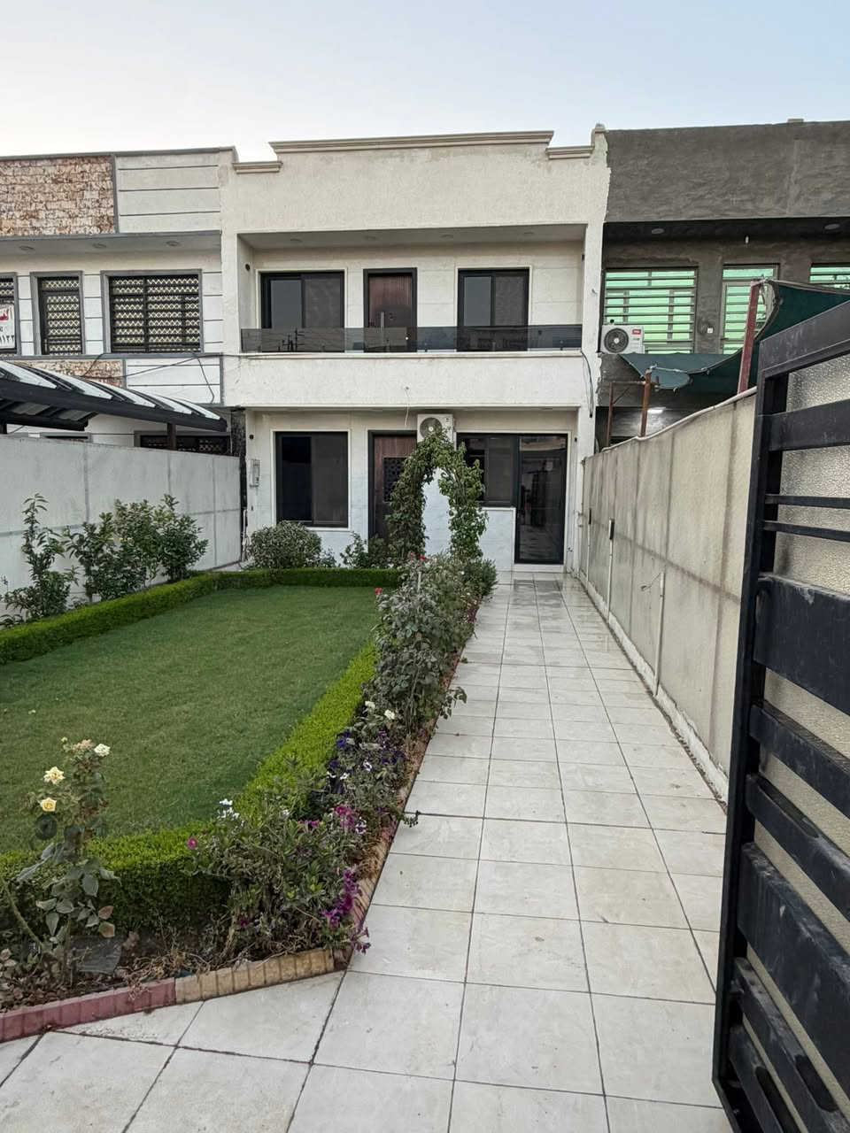 السلام عليكم
� للبيع دار من المالك مباشرة 🏠

📍 دار سكنية بمساحة 50 متر
✨ يحتوي على تشجير داخلي وخارجي يعطي منظر جميل للبيت 🌿
✨ الكاونتر تفصيل ويبقى ضمن العقار
✨ عدد 4 سبالت مشمولة ضمن البيع

فرصة مناسبة للراغبين بالسكن أو الاستثمار.

📞 للاستفسار والتواصل:
***********

(البيع من صاحب العقار مباشرة)
