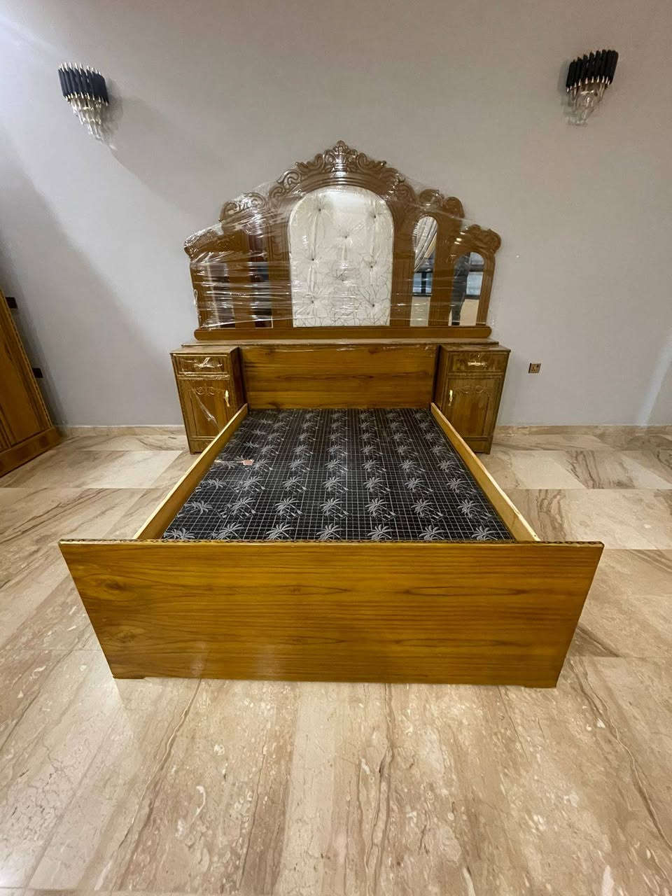 غرفة ست ابواب موديل الكوخ
الخارج صاج 4 ملم 
الداخل جام 3 ملم 
القاعدة بلوك صاج 14 ملم 
الظهر فتح وشد براغي 
زاوية بابين بأرتفاع الكنتور وتاج موحد مع الكنتور
السعر 950 الف 
***********
