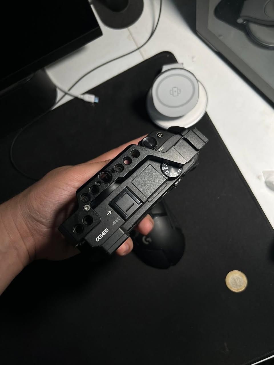 🛑 عرض بيع متكامل (Sony a6400) 🛑
للبيع كاميرا Sony a6400 بحالة ممتازة (نظافة 95%) مع كامل ملحقاتها الأصلية والكرتونة، بالإضافة إلى مجموعة من المعدات الاحترافية:
📸 محتويات العرض:
• جسم الكاميرا: Sony a6400 (نظافة عالية جداً).
• الحماية: كيج (Cage) حديد متين لحماية الكاميرا وتركيب الملحقات.
• الطاقة: 4 بطاريات للكامرة
• الشحن: 2 شاحن خارجي لبطاريات الكاميرا.
🖥️ قسم الشاشة والمراقبة:
• الشاشة: FEELWORLD F6 Plus (شاشة احترافية تدعم اللمس و 3D LUT).
• بطاريات الشاشة والإضاءة (عدد 3) من نوع NP-F:
1. فئة 6600 mAh.
2. فئة 4400 mAh.
3. فئة 2200 mAh.
• شواحن بطاريات الشاشة: 3 شواحن (2 مفرد + 1 مزدوج).
💰 السعر النهائي:
1,000,000 دينار عراقي (مليون)


**إذا كنت صاحب هذا الإعلان وتريد حذفه لأي سبب، رجاءا أرسل رسالة إلى الدعم الفني**