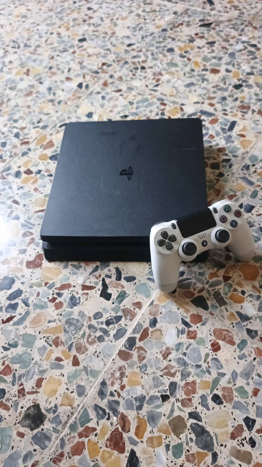 للبيع جهاز PlayStation 4 Slim بنظافة ممتازة مع كامل ملحقاته.

أبرز المواصفات والمميزات

نظام التهكير الجهاز مهكر على تحديث 12.00 جاهز لتحميل وتثبيت الألعاب بسهولة).

سعة التخزين: 500 جيجابايت (500 GB).

الألعاب المثبتة على الجهاز

FIFA 24 (EA Sports FC 24)

Horizon Zero Dawn

الملحقات يأتي مع يدة تحكم (Controller) واحدة أصلية + كامل وايرات التوصيل والملحقات الخاصة به.
السعر : 270الف وبيه مجال

الموقع الأنبار - الفلوجة

رضا المشترى والمعاينة الميدانية مكفولة عند الاستلام

*********** : للاستفسار