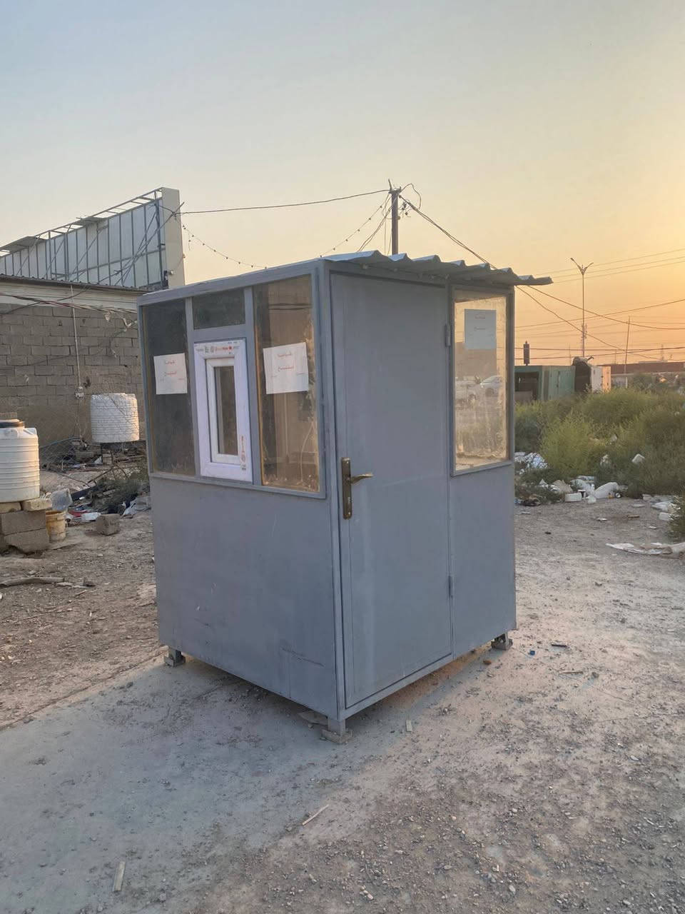 من رخصة الادمنية

كشك للبيع تفصال حديد ثكيل 6 ملم 

متر ونص الطول 

متر ونص العرض

مترين الارتفاع 

الارضية بلايود بلوك

الزحاج مالته ثكيل 

كهربائيات كاملة مكملة و الشغل و المواد درجة اولى بس تربط على الرئيسي 

مروحة جديدة 

قاعدة سبلت موجودة بي فتحة بالجام لمكان بواري السبلت و الكهرباء

الكشك ما مستخدم غير يومين فقط وعزلته البلدية

السعر  850 وبي مجال 

للأستفسار الاتصال على الارقام التالية

***********

***********
