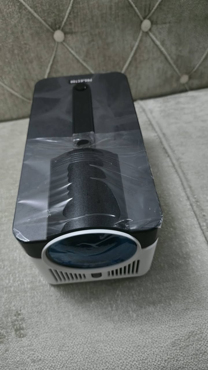 عرض خاص اخر قطعه شرط جديد ما مستخدم فقط
١٥٥ الف والتوصيل ٥ كل محافظات العراق 

هذا المنتج هو جهاز عرض (بروجيكتور) من طراز  HY450. 
أبرز المواصفات والمميزات: 
دقة العرض: دقة أصلية 1080P مع دعم لمحتوى 8K.
تقنية العرض: يتميز بتقنية الإسقاط فائق القصر (Ultra Short Throw).
السطوع: يوفر سطوعاً يصل إلى 900 ANSI Lumens.
الاتصال: يدعم تقنيات WiFi 6 و Bluetooth 5.4 لاتصالات سريعة وموثوقة.
نظام التشغيل: يعمل بنظام أندرويد 11.


**إذا كنت صاحب هذا الإعلان وتريد حذفه لأي سبب، رجاءا أرسل رسالة إلى الدعم الفني**