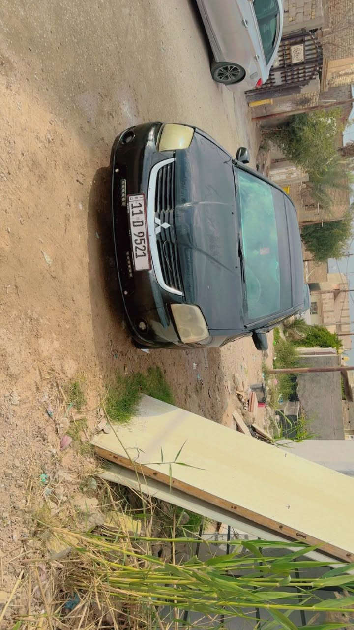 سلام عليكم مسيوييشي كلنت ٢٠٠٦ جاهزه كير مكينه كهربائيات تبريد تدفئة شاشة كامره دواره مصبوغة عام وحالياً  بيها طخة ستوته بالجاملغ الخلفي والباب الخلفي جهة السائق باسم صديقي تحويل ثاني يوم السعر ٤٢ وبيها مجال مكان السيارة بابل محاويل 
للاستفسار خاص او الاتصال *********** المصيب, بابل
