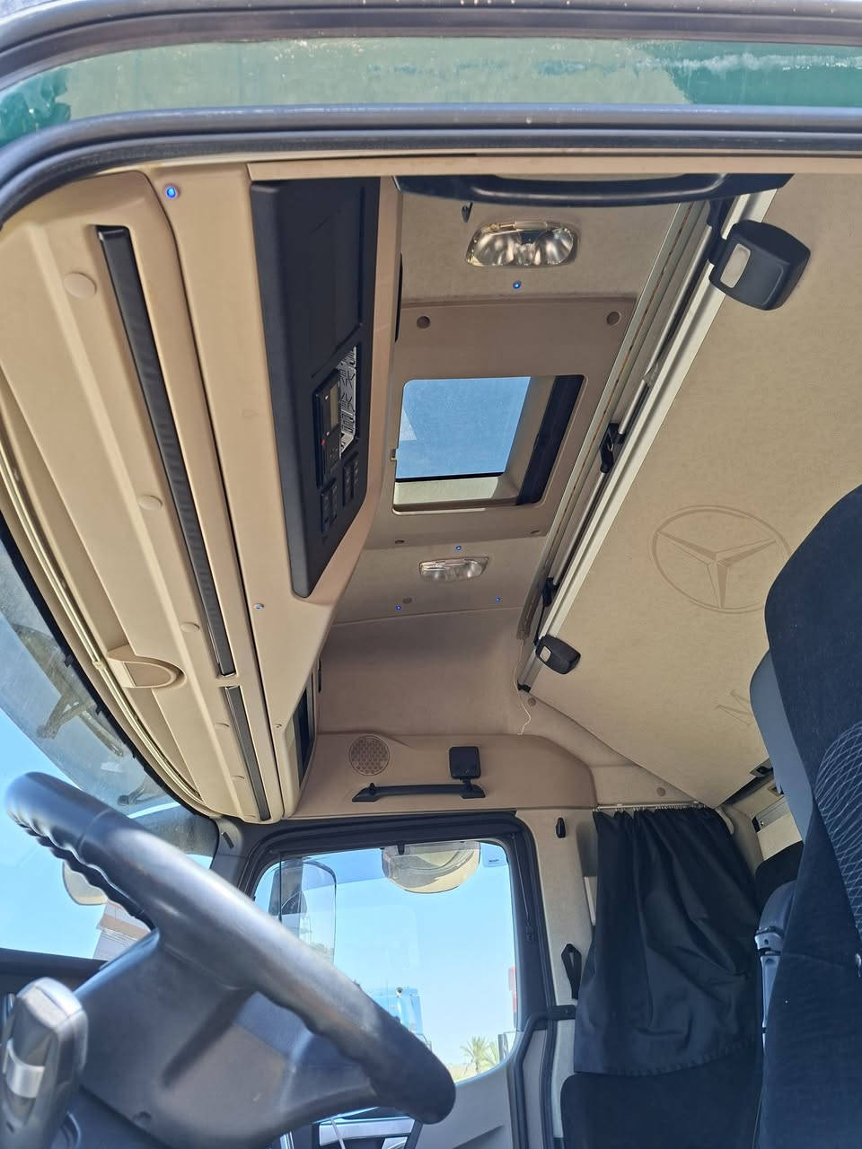 مارسيدس اكتروز وحش للبيع موديل 2017فول مواصفات كاميرا وحساس دبل حساس سبايدر رتايدر سبلت خزن   اليدت عدزه عنوان الانبار الرمادي خمسة كيلو خط السريع معرض ابو قصي العسافي ***********
