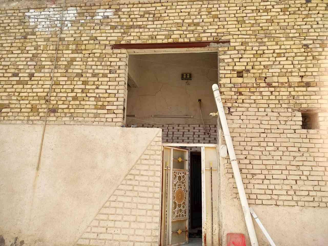 الدار للبيع المساحه 114متر طابو  بناء طابوق السقف صب كونكريت و يتكون من غرف نوم ثنين وستقبال وصاله ومطبخ مجمع صحي خارجي وداخلي وطارمه وممرات داير البيت  الموقع قرب ملعب الرفاعي الكبير مقابيل الباب الرئيسي للملعب أي استفسار الاتصال على الرقم التالي واتساب ***********
