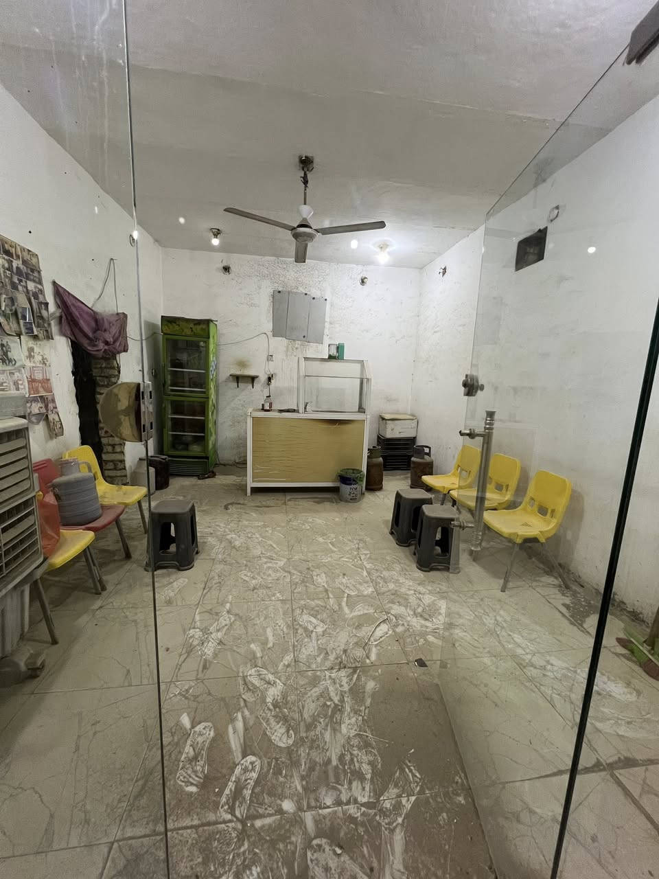 سلام عليكم محل كافتريا للبيع  مع محتوياته كامل تجي تشتغل مكانه ام العصافير نزلت الصناعه سبب البيع عدم التفرغ أي ستفسار خاص او اتصال (***********)
