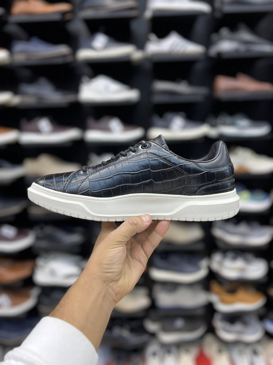 Mario Lopez

الراحة: يتميز بوزن خفيف ونعل داخلي مبطن بالكامل لتوفير دعم وراحة طوال اليوم.
المواد: الجزء العلوي مصنوع بنقشة جلد التمساح المميزة التي تضفي لمسة من الفخامة

متوفر قياس 45-46
السعر 35 الف

العنوان النجف ملحق الروان 
توصيل 🚚 محافظات 6 داخل النجف3 
*********** واتساب#
