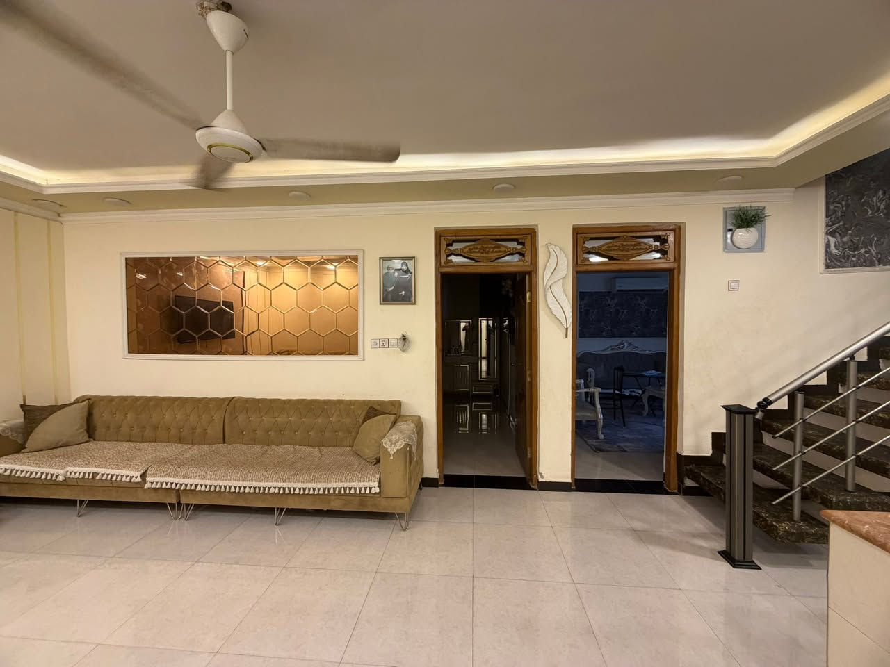 🛑 دار سكني  للبيع 🛑 
المنطقة : الديوانية ؛الضباط 🚩 
اقرب نقطه ؛خلف مول الطاهر 
المساحه :130متر🏛️الواجه 11متر🛑مطلوب 90مليون 
التفاصيل :  طابقين 
    
الطابق الاول🛑 غرفه نظام سويت وصالة واستقبال ومطبخ  وصحيات ومنو
الطابق الثاني؛غرفتين نوم  ومجمع صحيات وصاله 
للاستفسار 
     مراجعة مكتب رسول الوزني للعقار  
الديوانية . حي الحضارة بداية شارع اسواق طيبة
 للمعلومات ولمزيد من التفاصيل ⬇️
       مراسلة الصفحة  
      او الاتصال
***********
