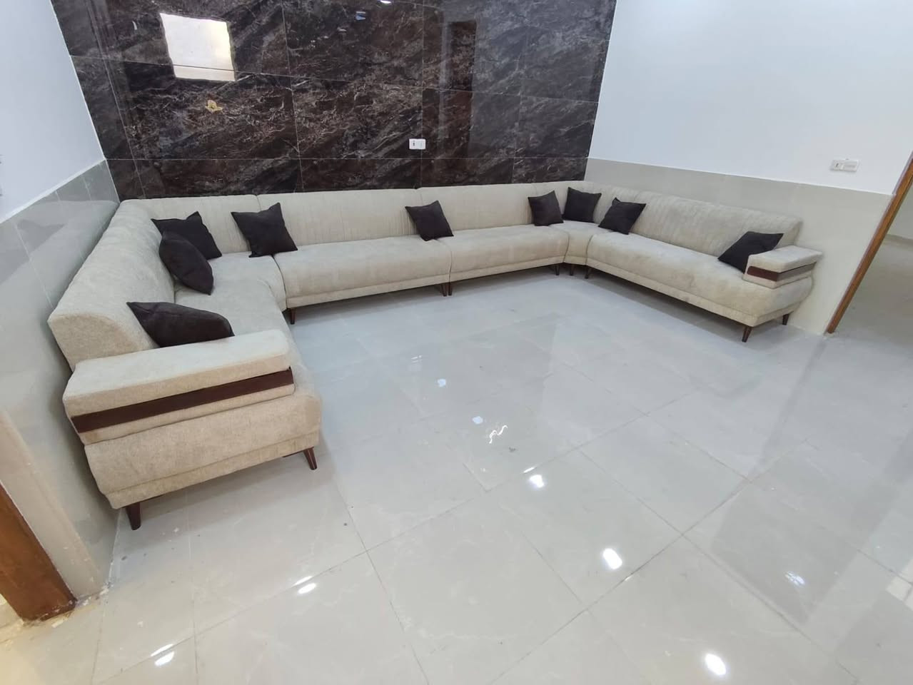 ---يقدم اليكم معمل ومعرض بيت النجارة 

*🌟 عـرض خاص - ديوان تركي درجة أولى 🌟*

*الديوان كله يتحول بقماشة وحدة!*  
وفرنا لكم *كلشيه بيع بالمتر* خامة ثقيلة، ألوان ثابتة، ونقشة فخمة تنطي هيبة للديوان.

✅ *السعر: 80 ألف للمتر فقط*  
✅ قياس مظبوط، وخياطة نظيفة  
✅ مناسب للديوان، المجلس، وغرف الضيوف  
✅ ألوان وأشكال هواي، تختارون اللي يناسب ذوقكم

📍 العنوان: [كوفه عباسيه قرب مدرسه سما النجف الاهليه 
📞 للحجز والاستفسار: [***********]
