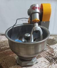 عجانة كهربائية • ٥ كيلو • ما مستعملة