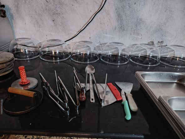 اغراض مطعم نظيفة للبيع مكاني بغداد الحرية *********** بي واتساب
