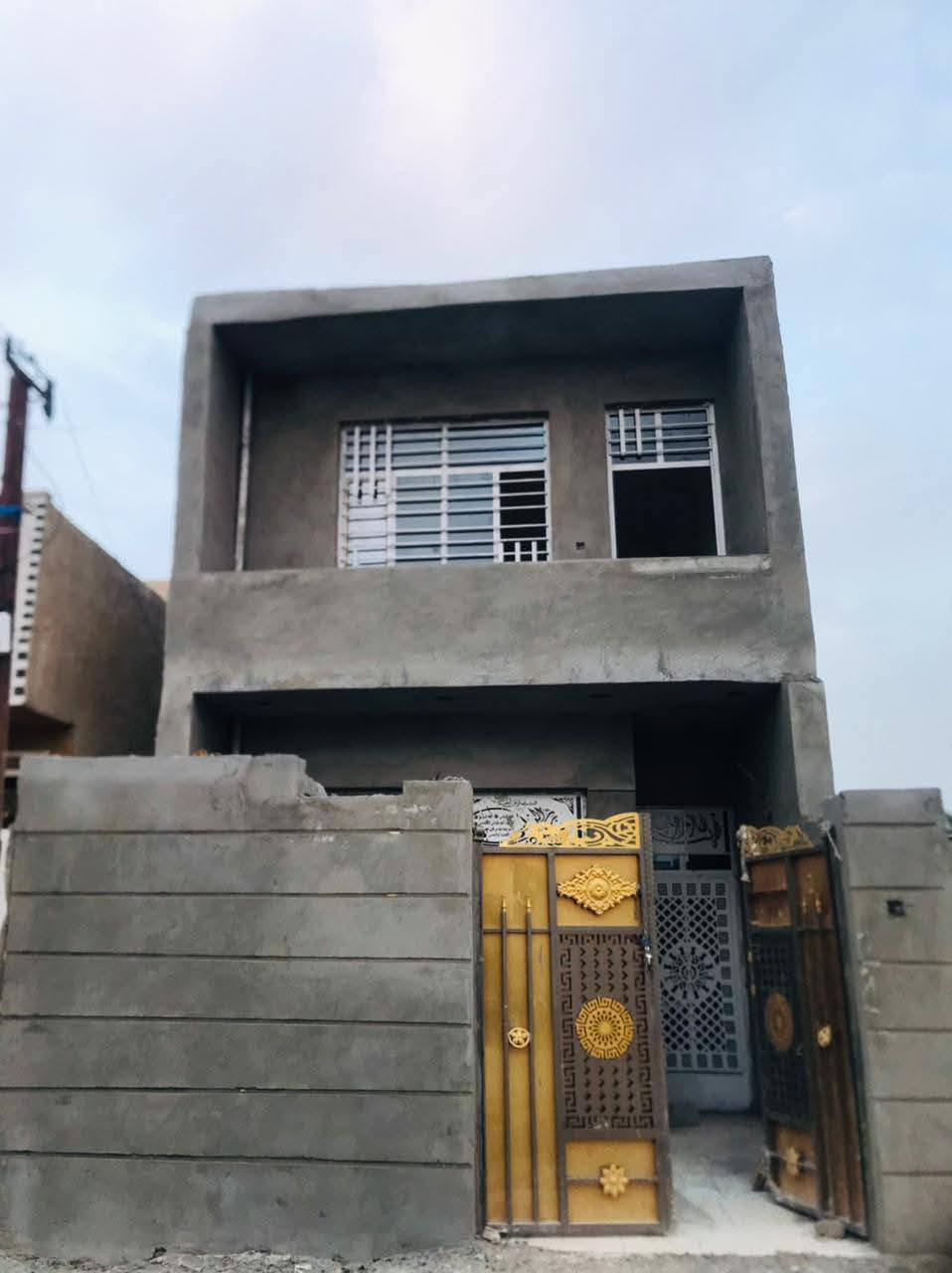 بسم الله الرحمن الرحيم
#للبيع #للبيع  
دار حديثة طابق ونصف للبيع 
طابو زراعي.. مساحة البيت ١٠٠ م .. يحتوي الطابق الأرضي ع استقبال ومطبخ حار وبارد حولي .. غرفة نوم حمام وتواليت داخلي ومغاسل وتواليت خارجي .. الطابق العلوي غرفة نوم كبير وبيتونة وبالكونة .. البيت زيرو هسة طلعوا العمال .. 
جاهز للسكن .. العنوان كرغولية قرب صالون ام بنين
للإستفسار الاتصال على الرقم ***********
