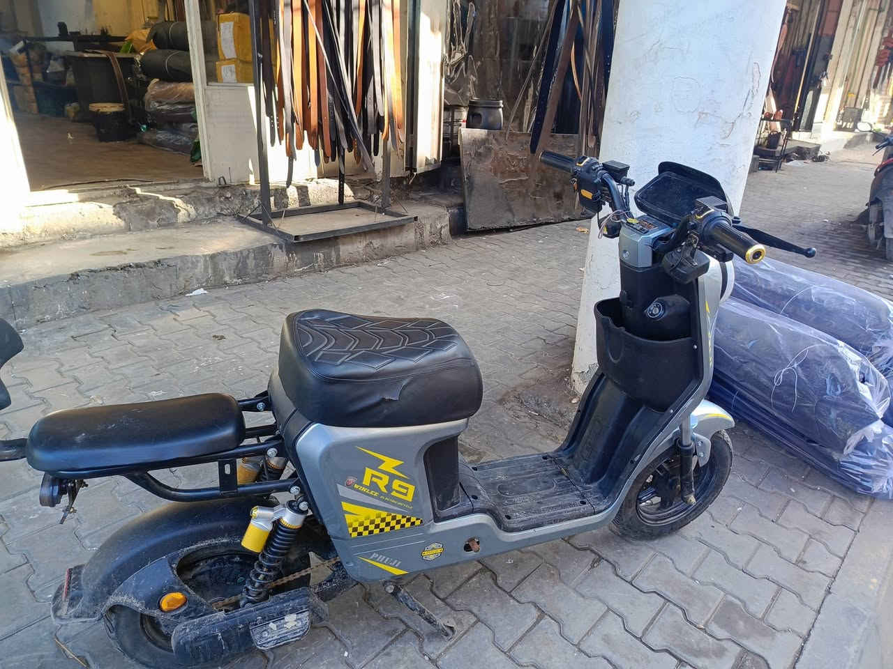 سلام عليكم دراجه R9 للبيع نضيفه كلش مابيها نقص غراضها كامله سله ومرايات وبايدرات نضام R  السعر 425 مكان الكرخ شارع حيفا  ***********
