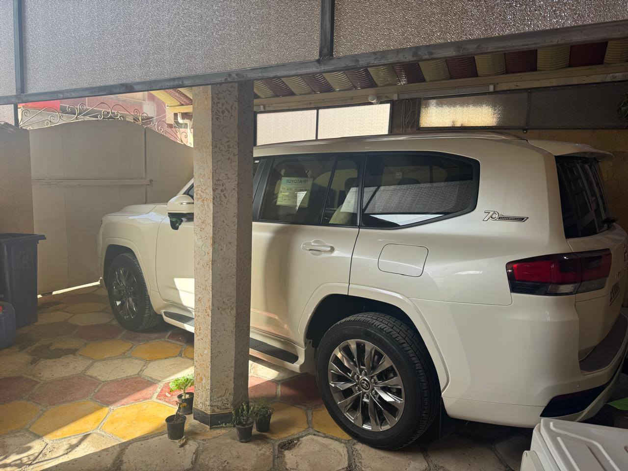 السلام عليكم
للبيع فقط بسعر مناسب
تويوتا لاندكروزر GXR SAS 
موديل 2022
فول مواصفات 3 شاشات تطبيق 
السيارة مكفولة كفالة عامة عدا اصبعين فوك الايت الايسر
ماشية 53 الف كيلو 
رقم اربيل  الجديد وبأسمي تحويل مباشر
للاستفسار 
***********
