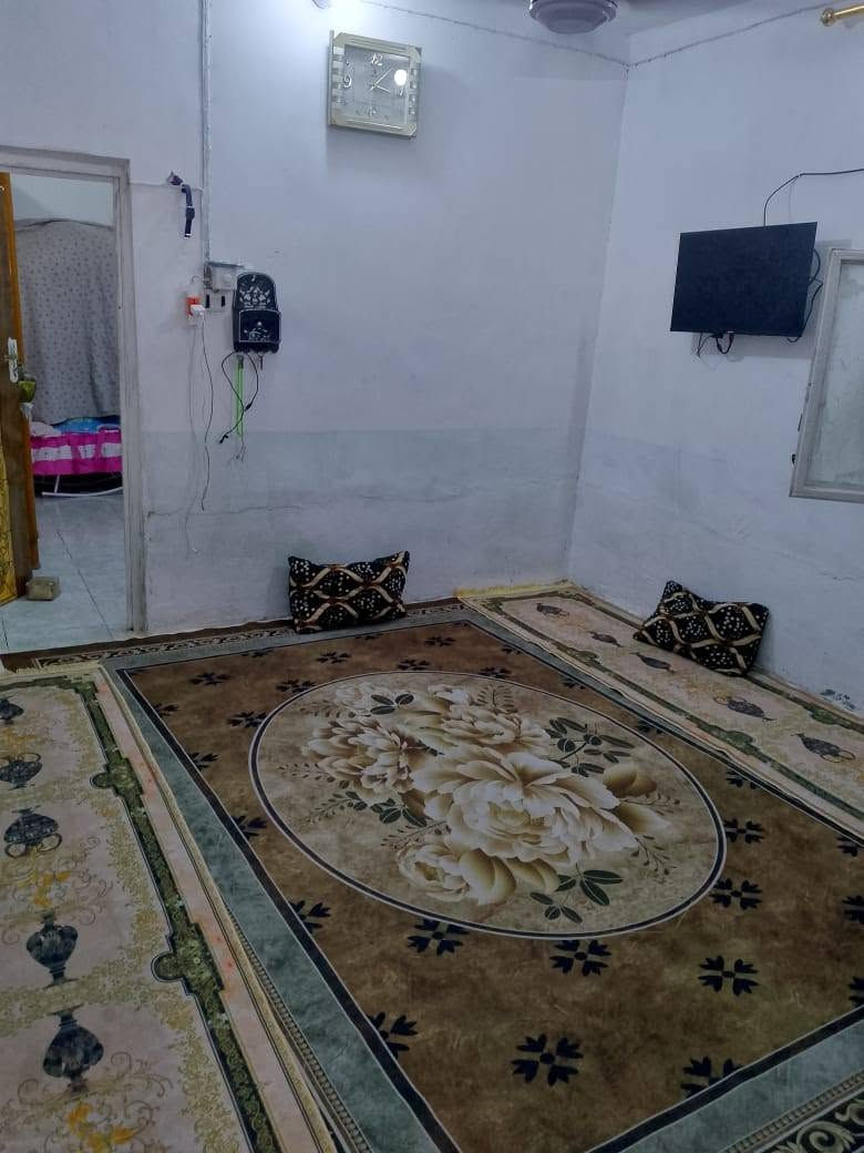 السلام عليكم
بيت للبيع بل حولي 
خلف ملعب النجف مساح 100 اعكاده 
ايحتوي على غرفه نوم واحده وصاله ومطبخ واستقبال 
وحمام داخلي وصحيات خارجيه 
السعر 70وبي مجال 
الاستفسار على الرقم ***********
