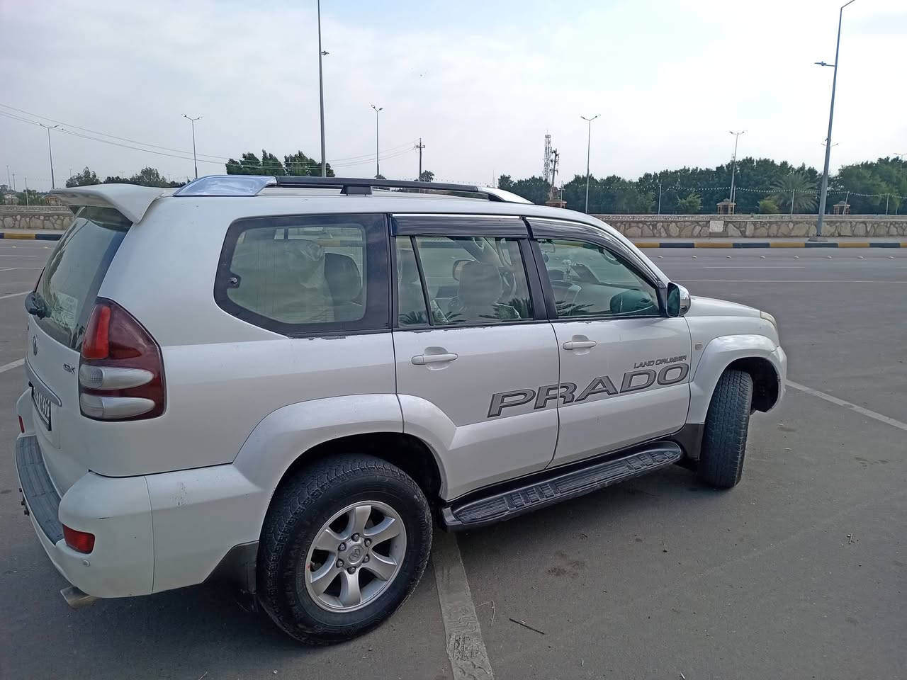 اللهم صل على محمد وآل محمد
برادو ابيض صدفي خليجية، موديل 2008 محرك 2700 اربيل مكفوله من الحادث أو الصبغ. االسونار مرفق. مراوس ببرادو 10 أو 11 أو 12 وما نختلف عالفرق أو بيع.

تبريد 3 قطع، التدفئة شغاله مع تدفئة أسفل الكشنات.
تخم تاير جديد مع حدادية، كشن مخمل، ارضيه كاربد بلاد، جرس 120،  ترحيب مع اناره داخليه عند قفل السيارة أو فتح السنتر لوك. كهربائيات كاملة مصابيح أسفل الدشبول واسفل الكشنات عند فتح وقفل السيارة.
محرك. كير بالشرط.

((السيارة بأسمي استخدام شخصي من المدرسة للبيت ومن البيت للمدرسة على قدر الدوام فقط.))
((السعر المطلوب 185 قابل للتفاوض)) 
بيها جراد بالقمارة قليل لكن بالصورة مبين كثير ومن جهة باب الصدر من اشتريتها الجراد بيها موضح بالصور صار سنتين عندي السيارة خير من الله.

***********
