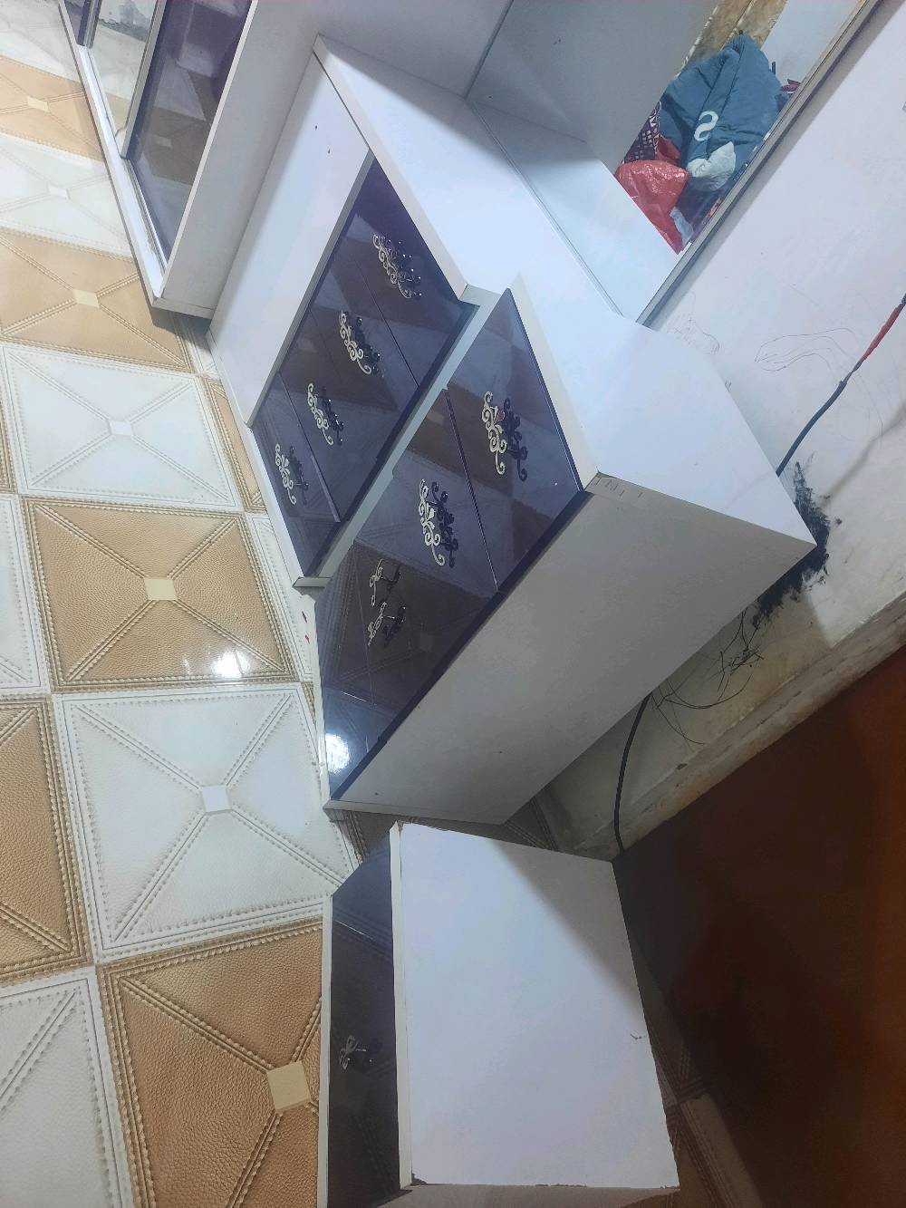 السلام عليكم غرفه نوم بدون جربايه كنتور بيبان ثنين سلايت وباب كلش نضيف وميز تواليت وجرارات موضح بل صوره الطول 190 والأرتفاع 200 والعرض 60 مستعجل على بيعتها كلش عندي ضرف اريد اليوم ابيعها الي يريدها يتواصل وياي على الخط ماعندي انترنيت *********** سعرها 200 وبيها مجال مكاني حي الأحرار قرب محكمه الكزيزه مال خمسميل