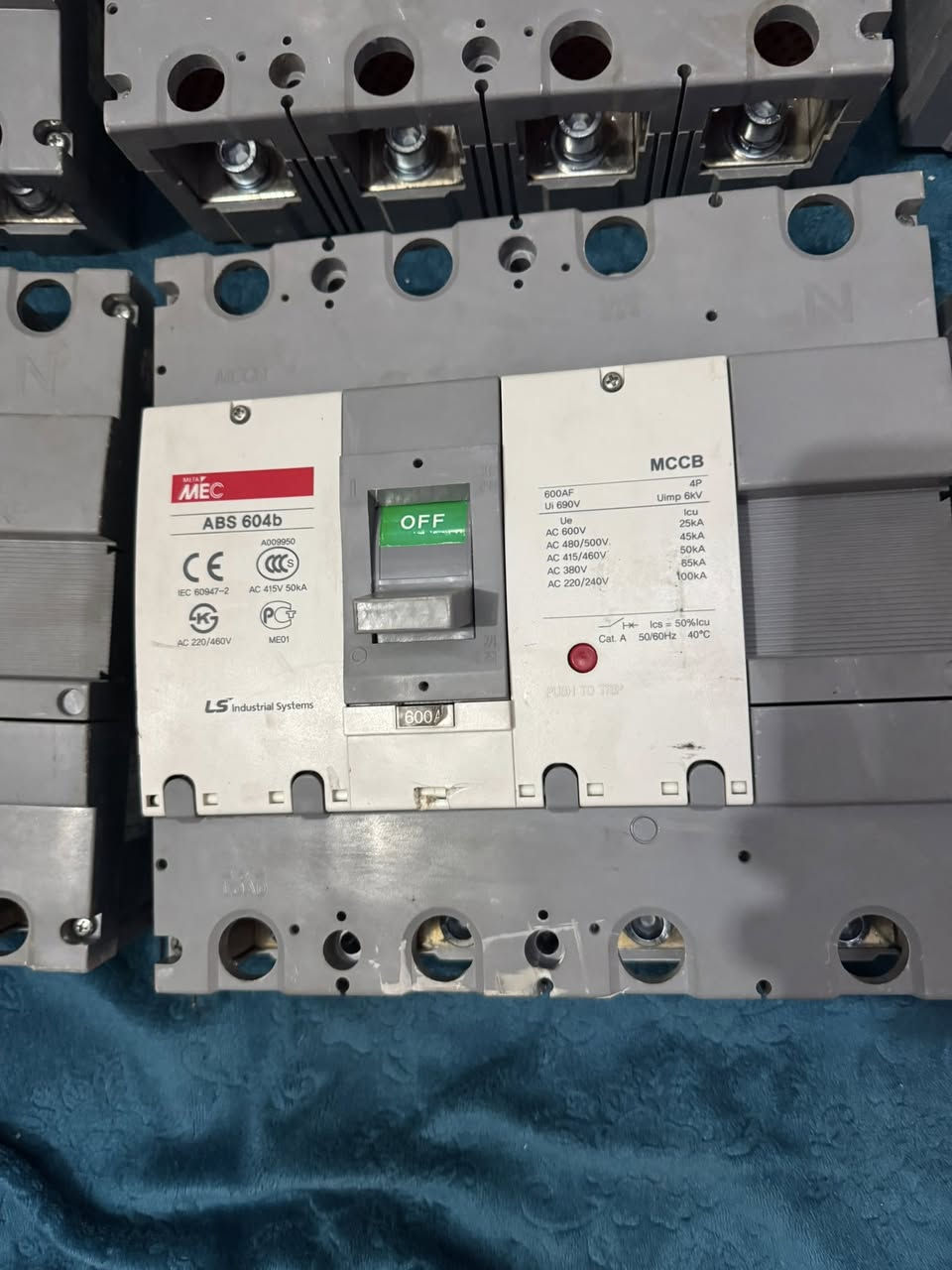 السلام عليكم قواطع كوريات اصلية مع اترب الفيز الواحد 600 امبير للاستفسار *********** كربلاء سيف سعد
