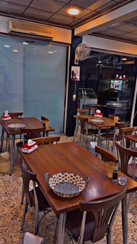 ميز طعام مع اربع كراسي نضيف كلش. للاستفسار ……. 07709911232