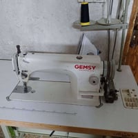 مكينه خياطه مستعمله نظيفه للبيع 07739536879