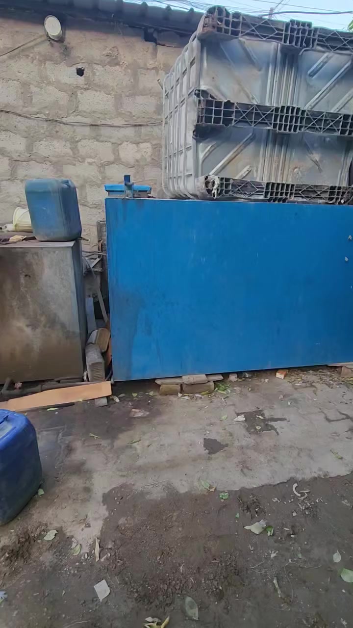 السلام عليكم خزان كاز نضيف للبيع سعة 4000 لتر حديد ثخين مكاني بغداد جسر ديالى القديم ***********
