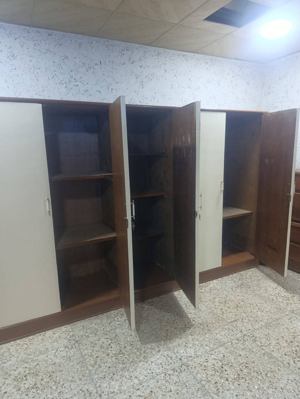 سلام عليكم 
للبيع   كنتور صاج  5 ابواب +  ميز تواليت 
تفاصيل عالخاص او عالواتساب ***********
