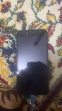 عندي ايفون 7بلس ذاكرته ١٢٨. وبطاريه ميه مبدله وشاشه  ما مبدله اريده ٥٠...