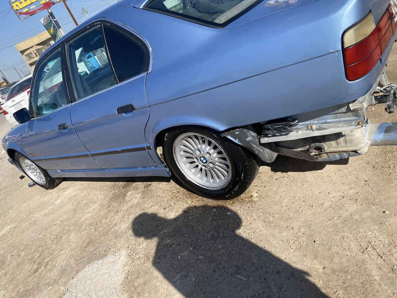 BMW 525
مديل 1990
مكينه مسكر عدل 
تبريد شغال 
صدر امامي جديد 
حداديه خلفيه 70‎%‎
رقم بغداد دولي بأسمي 
سنويه الى2030
للمعلومه مكينه بها بخار 
سعر 45 وبيها مجال حق الجيه 
*********** واتساب
