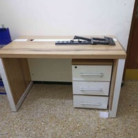 ميز للبيع السعر 100اخو الجديد  07709673966