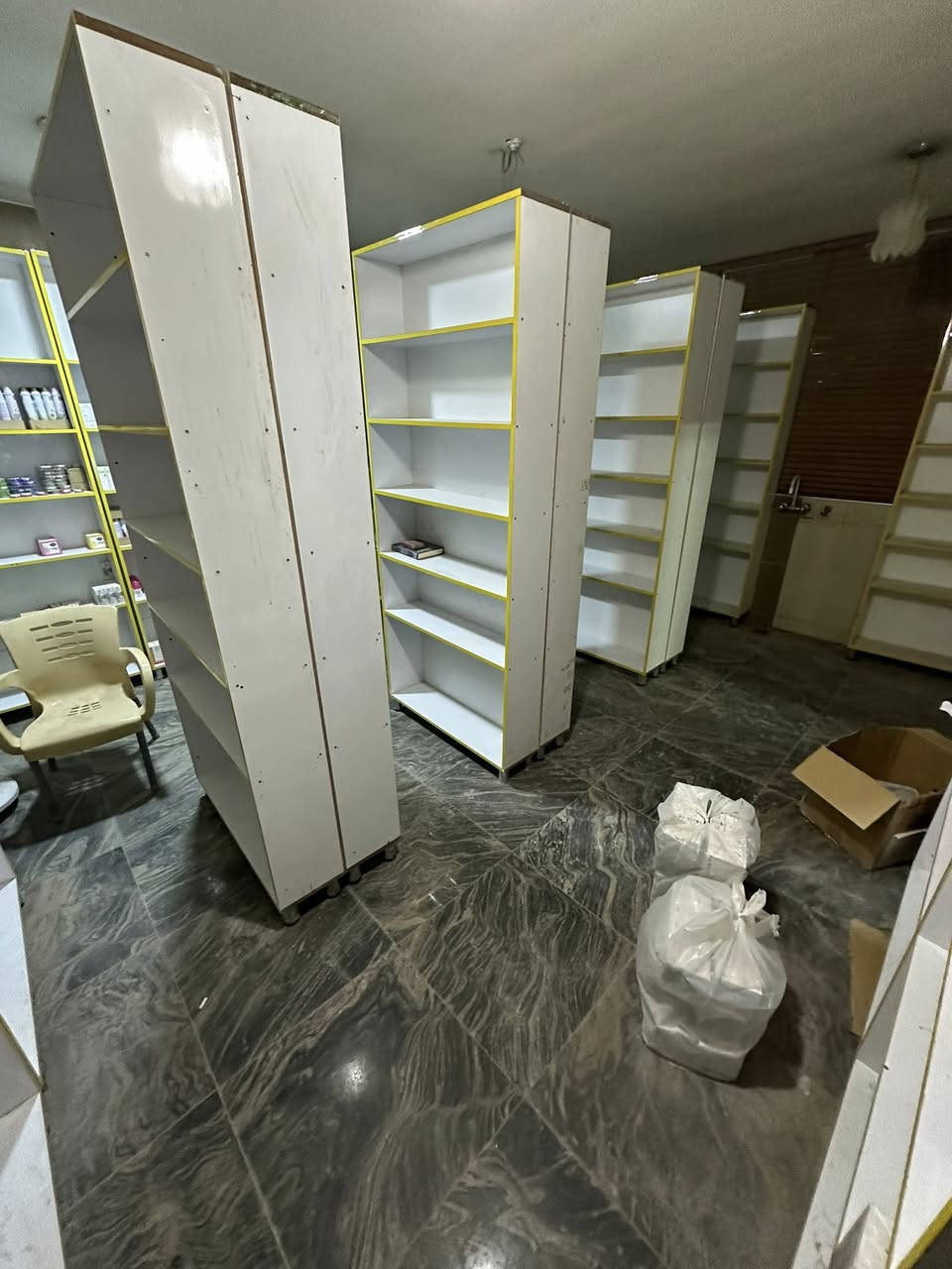 السلام عليكم 
للبيع فاترينة عرض جاهزة فوراً 🔥

فاترينة درجة أولى
✔️ العرض 1 متر
✔️ الارتفاع 240 سم
✔️ قدم 10 سم
✔️ قوية ونظيفة
عمق الرف ٣٠ سنتم 
مناسبة لكل المحلات
صيدلية – مواد تجميل – سوبر ماركت

العدد المتوفر 50 فاترينة
📍 بغداد حي الخضراء 
📞 التواصل خاص أو واتساب فقط : 
***********

سعر مناسب والبيع سريع ⏱️
