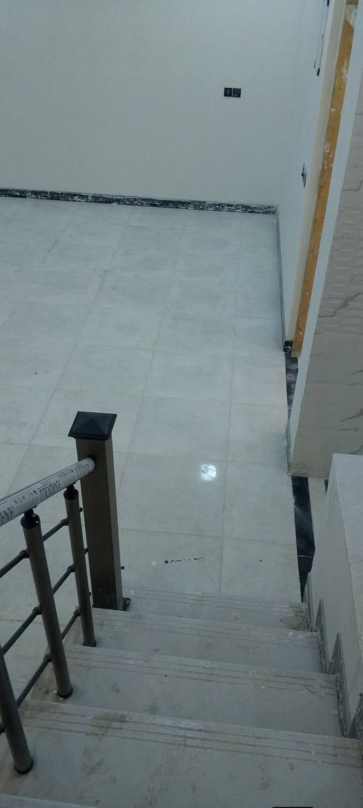 دار للبيع مساحته 150 متر 
 نظيف بناء حديث غير مسكون يحتوي على غرفتين نوم وهول ومطبخ واستقبال وصحيات داخلية وخارجية وگراچ 
⬅️ بناء حديث 
⬅️ غير مسكون 
⬅️مبني من الطابوق 
⬅️السقف صب كونكريت 
⬅️الأرضية والجدران سيراميك 
⬅️بناء درجة اولى وترتيبات
السعر//67 مليون وقابل للتفاوض 
♦️عنوان العقار♦️
كوت حي الحكيم الاولى 
شارع علاء غريب 
قريب على الكورنيش

         ***********************
للاستفسار الاتصال 
‏‪***********‬‏
