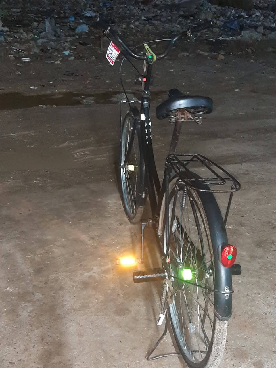 السلام عليكم بايسكل للبيع حجم 26 نضيف  اخو الجديد المكان الشهداء البياع الاتصال ***********
