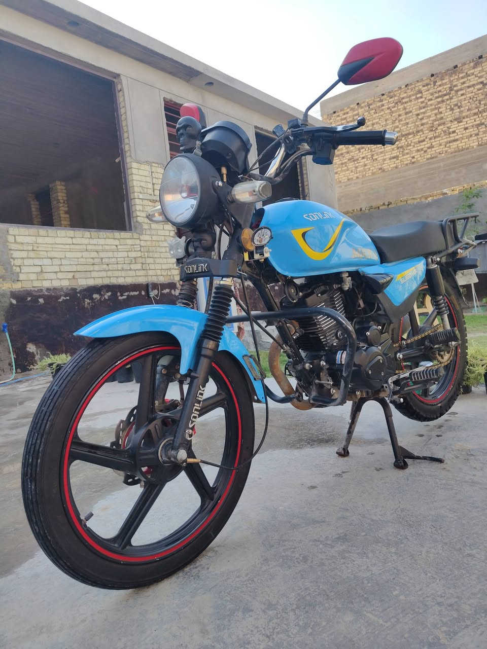 السلام عليكم درجة سالونك اصل موديل 2024لبيع دراجه نضيفه برغي ممالعوب بيها سعر 750الف رقمي.              *********** خاص مفتوح
