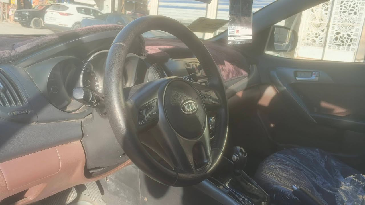 سيراتو ٢٠١١ كفالة عامة 
ماشية ١٩١ حقيقي 
مكينة ١٦٠٠ 
كير ٦ نمر وارد خليجي 
رقم سليمانية دولي تحويل وكالة 
مواصفات اعتيادية 
السعر ١١٠ ومجالها بسيط
***********
المكان بغداد الكرادة أو بغداد الدورة حي دجلة 
تنويه الصور ظالمة السيارة
