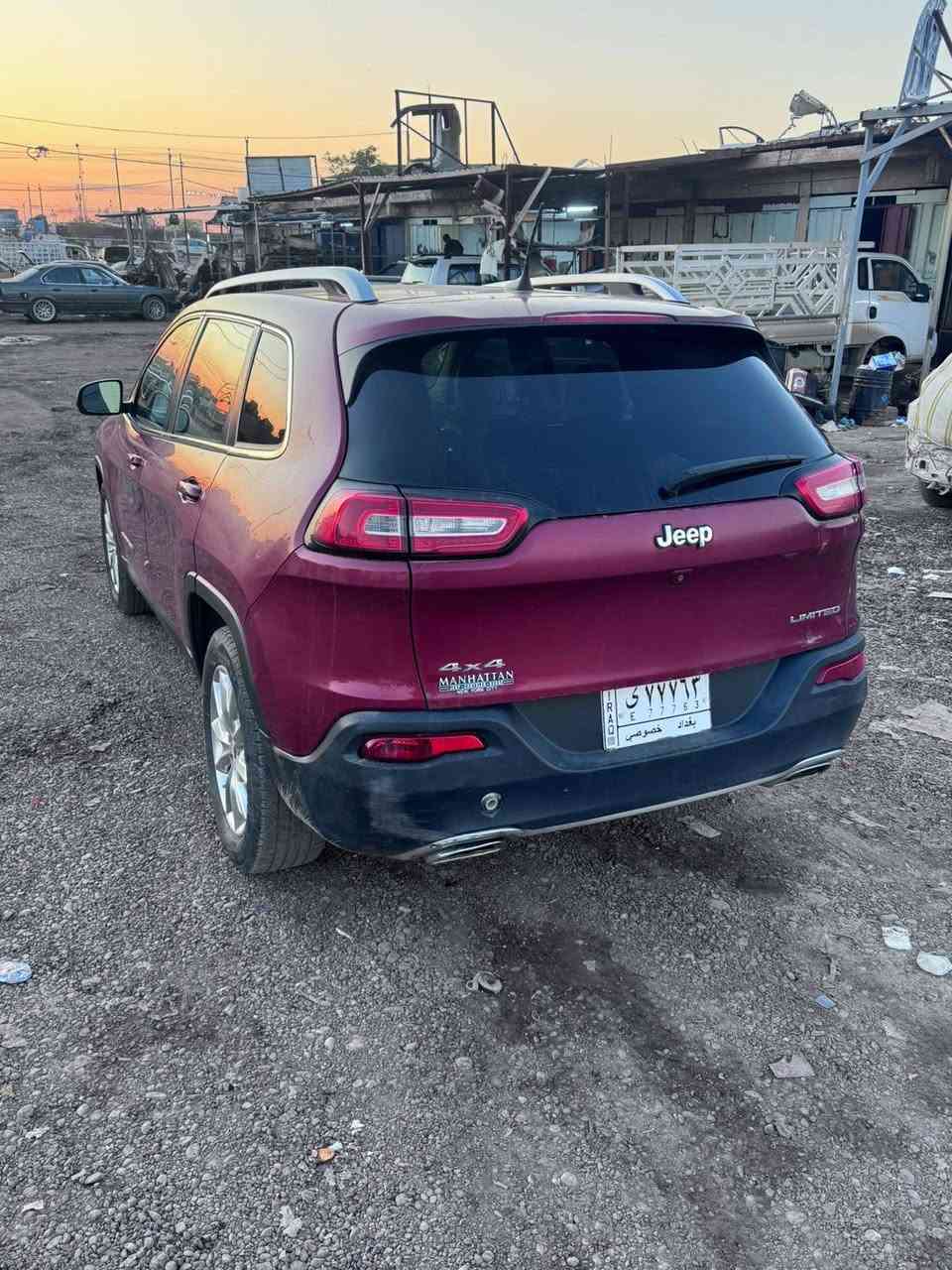 سلام عليكم سياره جيب شيروكي بزون موديل 2016فول مواصفات بيه جاملغ مبدل شركه يعني بدون دواخل الاستفسار ***********السعر 145وبيه مجال
